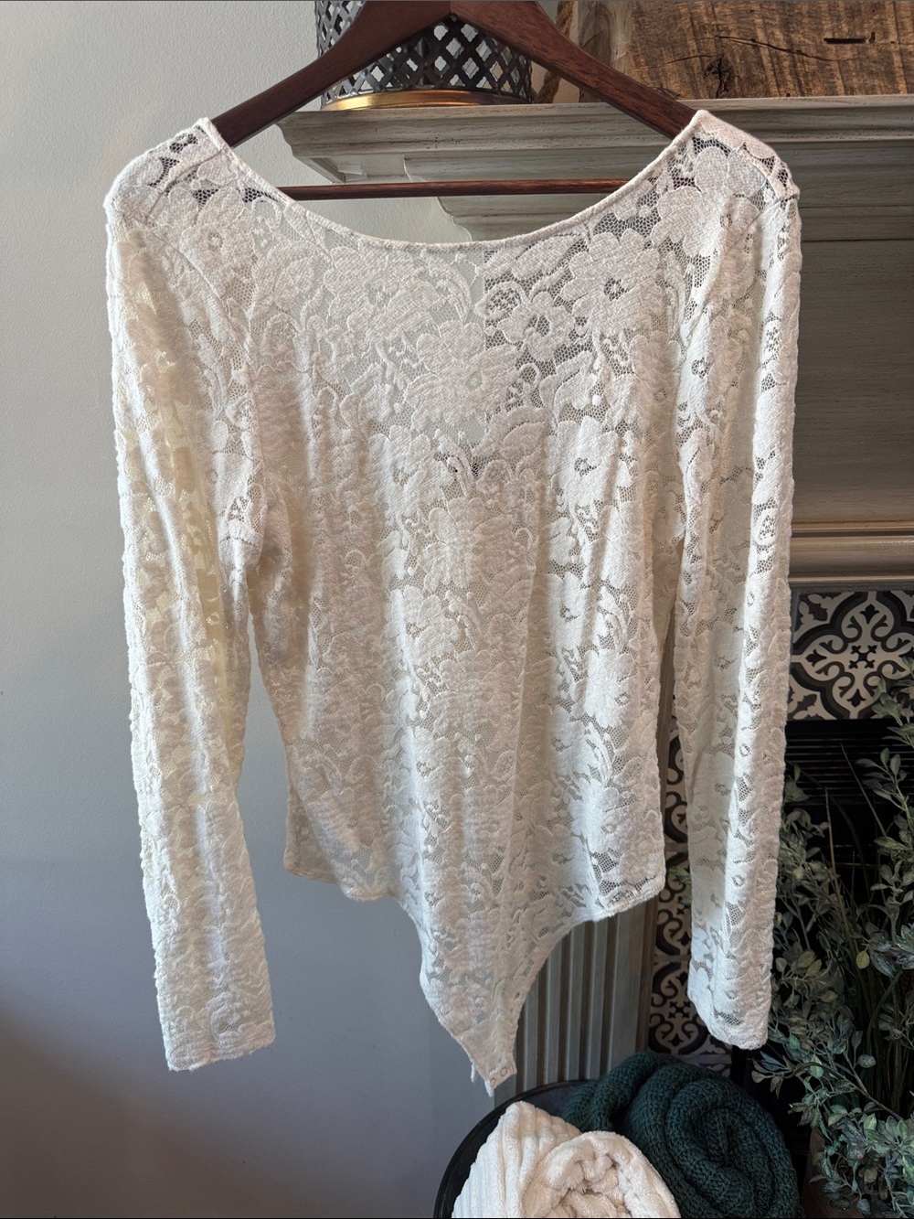 American Eagle Outfitters Ivory Lace Long-Sleeve Scoop Neck Bodysuit